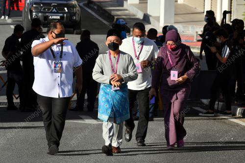DR MASZLEE MALIK