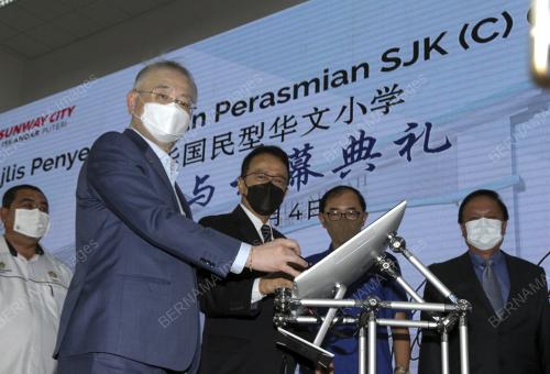 DATUK SERI DR WEE KA SIONG