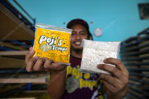 PEMBUATAN TEMPE DI POJI'S TEMPE, BUKIT TANGKAK