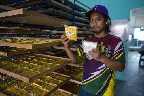 PEMBUATAN TEMPE DI POJI'S TEMPE, BUKIT TANGKAK