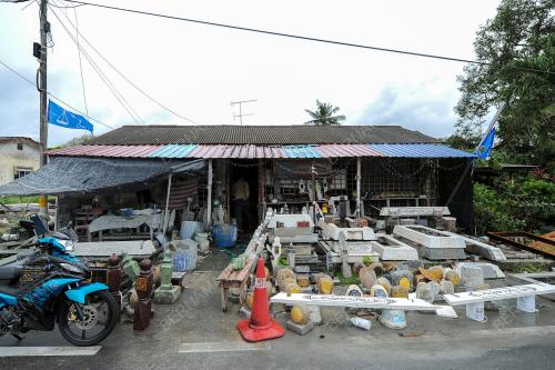 PENGUSAHA BATU NISAN
