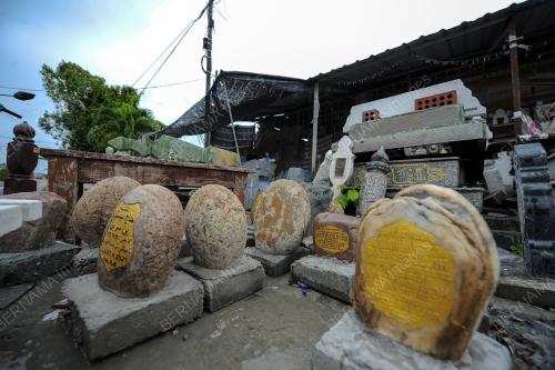 PENGUSAHA BATU NISAN