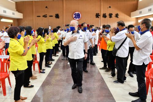 DATUK SERI DR WEE KA SIONG