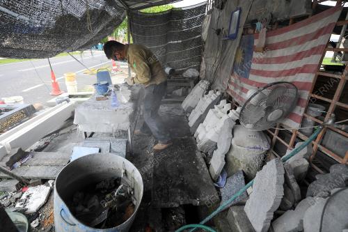 PENGUSAHA BATU NISAN