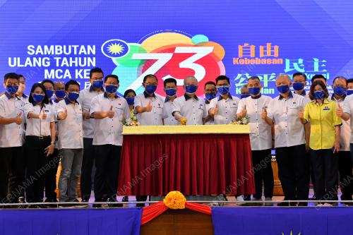 DATUK SERI DR WEE KA SIONG