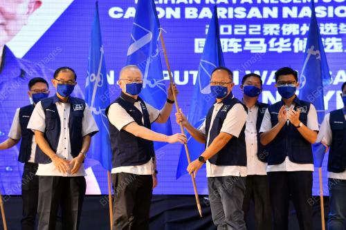 DATUK SERI DR WEE KA SIONG
