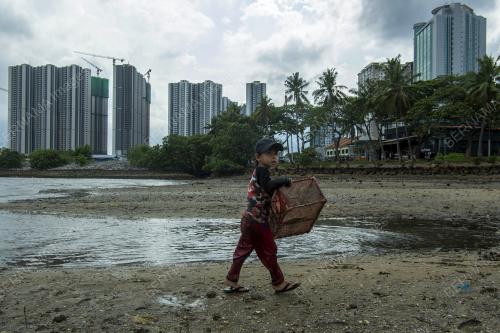 AKTIVITI MENCARI HASIL LAUT DI PESISIR PANTAI STULANG
