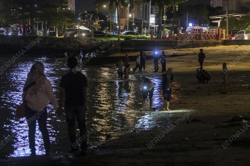 AKTIVITI MENCARI HASIL LAUT DI PESISIR PANTAI STULANG