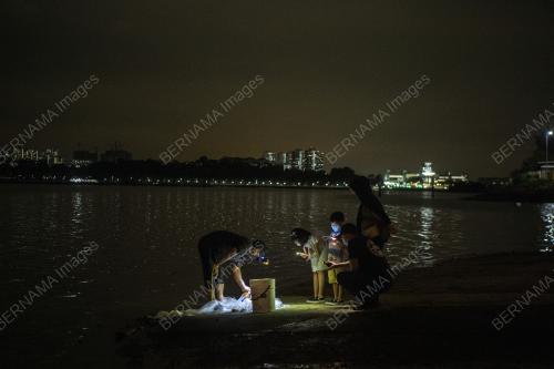 AKTIVITI MENCARI HASIL LAUT DI PESISIR PANTAI STULANG