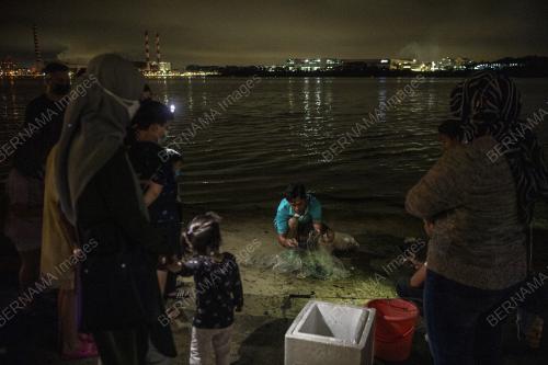 AKTIVITI MENCARI HASIL LAUT DI PESISIR PANTAI STULANG