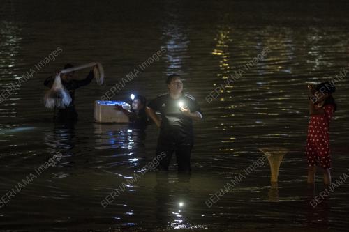 AKTIVITI MENCARI HASIL LAUT DI PESISIR PANTAI STULANG