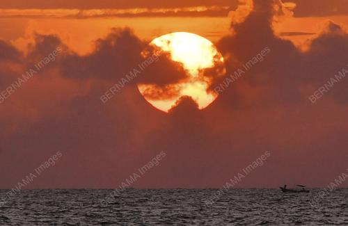 PEMANDANGAN MATAHARI TERBIT DI PANTAI AIR PAPAN