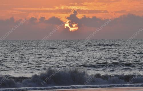 PEMANDANGAN MATAHARI TERBIT DI PANTAI AIR PAPAN