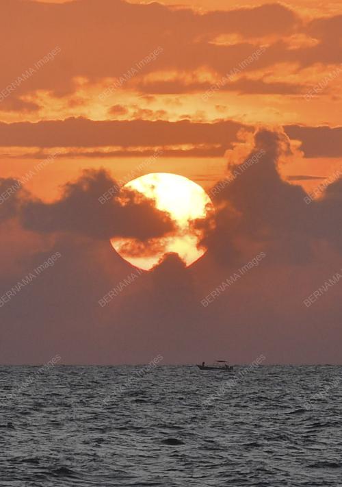 PEMANDANGAN MATAHARI TERBIT DI PANTAI AIR PAPAN