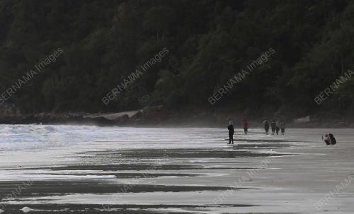 PEMANDANGAN MATAHARI TERBIT DI PANTAI AIR PAPAN