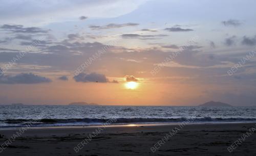 PEMANDANGAN MATAHARI TERBIT DI PANTAI AIR PAPAN