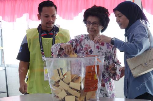 TUN DR SITI HASMAH MOHD ALI