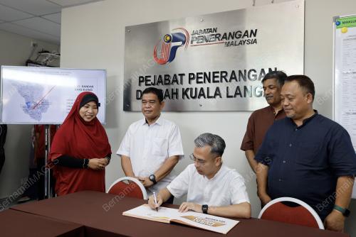 FAHMI FADZIL