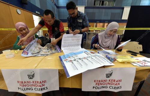 PERSIAPAN PUSAT MENGUNDI AWAL