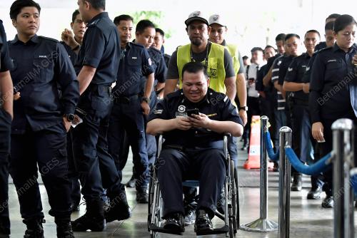 PETUGAS SPR MEMBANTU PENGUNDI KURANG UPAYA