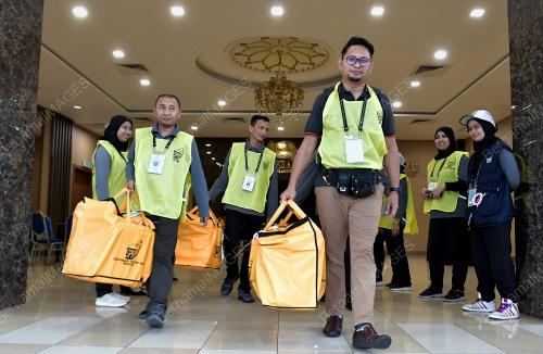 PETUGAS SPR BAWA KELUAR PETI UNDI