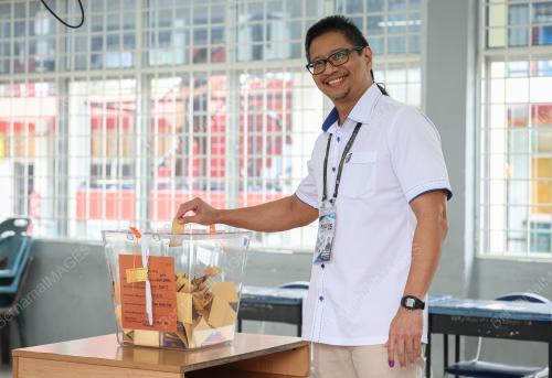 DR AZMI SHAROM
