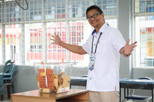 DR AZMI SHAROM