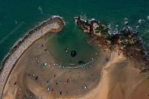 BETING PASIR TARIKAN PENGUNJUNG PANTAI KEMASIK