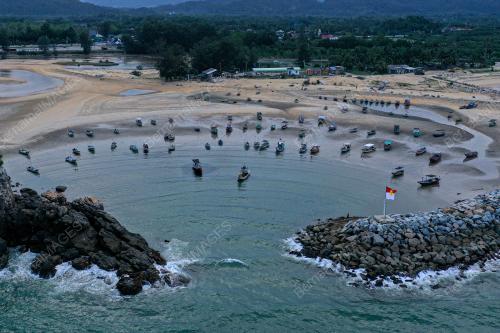 BETING PASIR TARIKAN PENGUNJUNG PANTAI KEMASIK