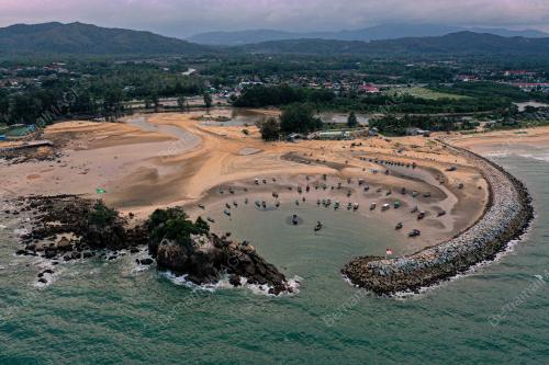 BETING PASIR TARIKAN PENGUNJUNG PANTAI KEMASIK
