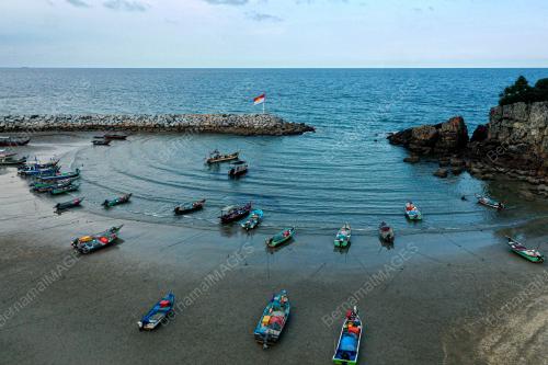 BETING PASIR TARIKAN PENGUNJUNG PANTAI KEMASIK