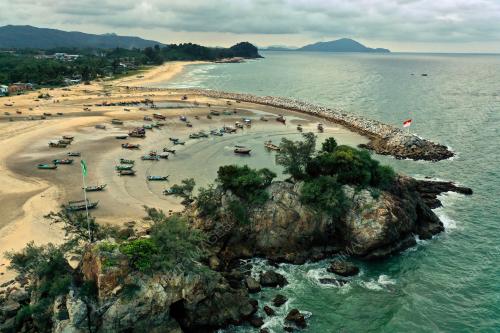 BETING PASIR TARIKAN PENGUNJUNG PANTAI KEMASIK