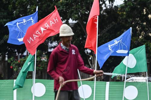 PERANG BENDERA PARTI