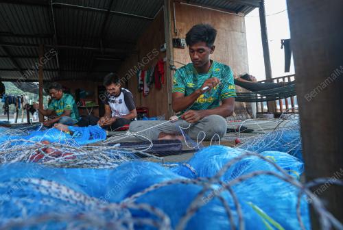 RUTIN HARIAN PENDUDUK NELAYAN KUALA KEMAMAN