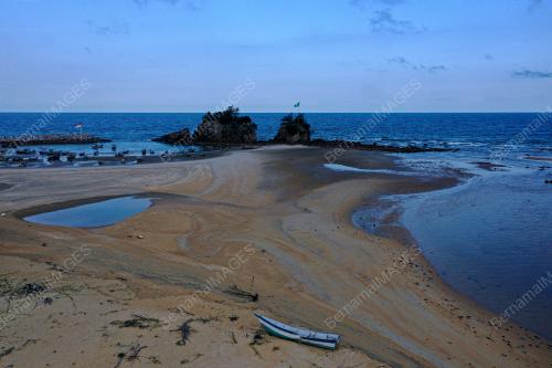 BETING PASIR TARIKAN PENGUNJUNG PANTAI KEMASIK