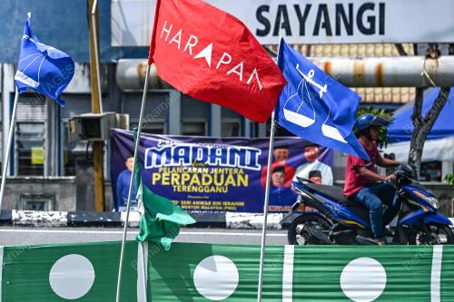 PERANG BENDERA PARTI