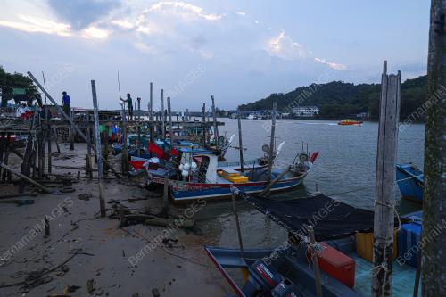 RUTIN HARIAN PENDUDUK NELAYAN KUALA KEMAMAN