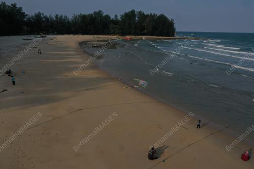 SUASANA KAMPUNG PANTAI TELOK KALONG