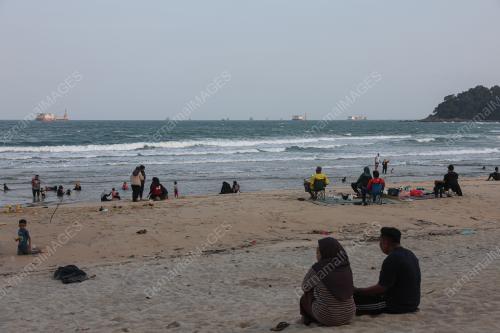 SUASANA KAMPUNG PANTAI TELOK KALONG