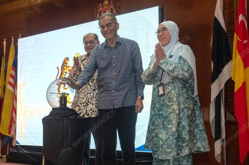 DATUK SERI DR DZULKEFLY AHMAD