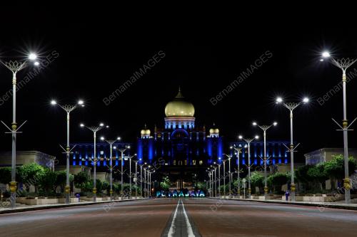 KEMPEN 'LIGHT IT BLUE' BARISAN HADAPAN MELAWAN COVID-19