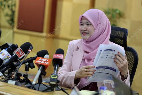 FADHLINA SIDEK
