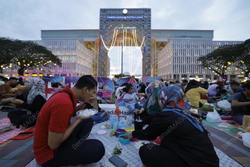 BERBUKA PUASA DI DATARAN PUTRAJAYA