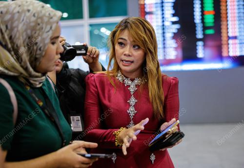 PASANGAN TERKANDAS DI MEKAH PULANG