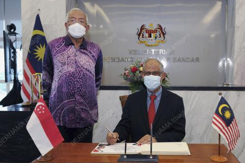 DATUK SERI MAHDZIR KHALID