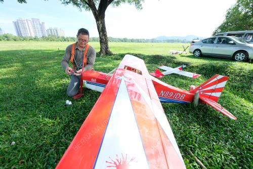KAPAL TERBANG KAWALAN JAUH