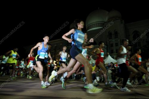 PESERTA LARIAN PUTRAJAYA NIGHT MARATHON
