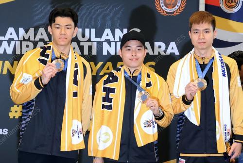 ATLET BADMINTON PULANG