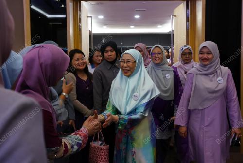 DATUK SERI DR WAN AZIZAH WAN ISMAIL