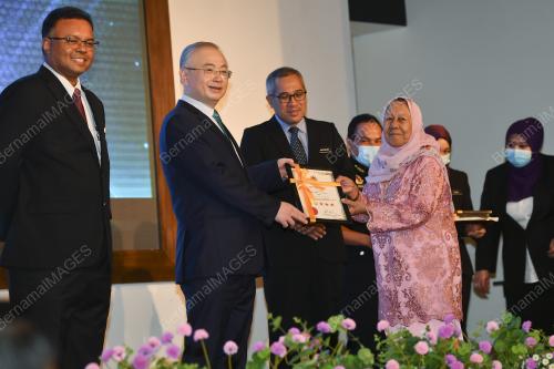 DATUK SERI DR WEE KA SIONG